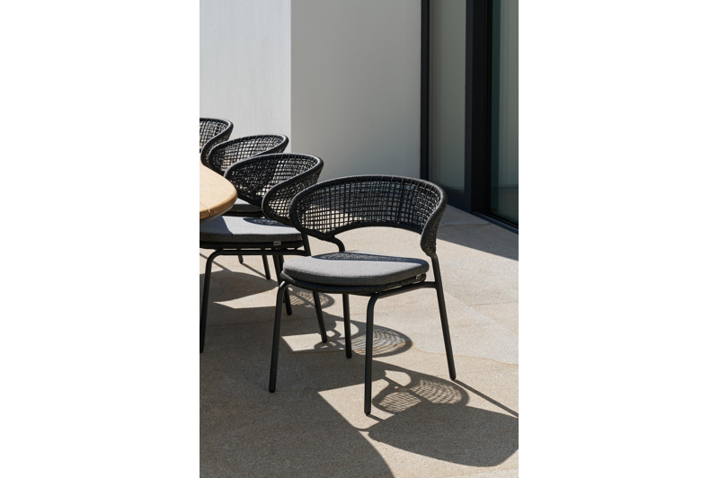 Donato XL stapelbare tuinstoel in zwart aluminium en zwart wicker