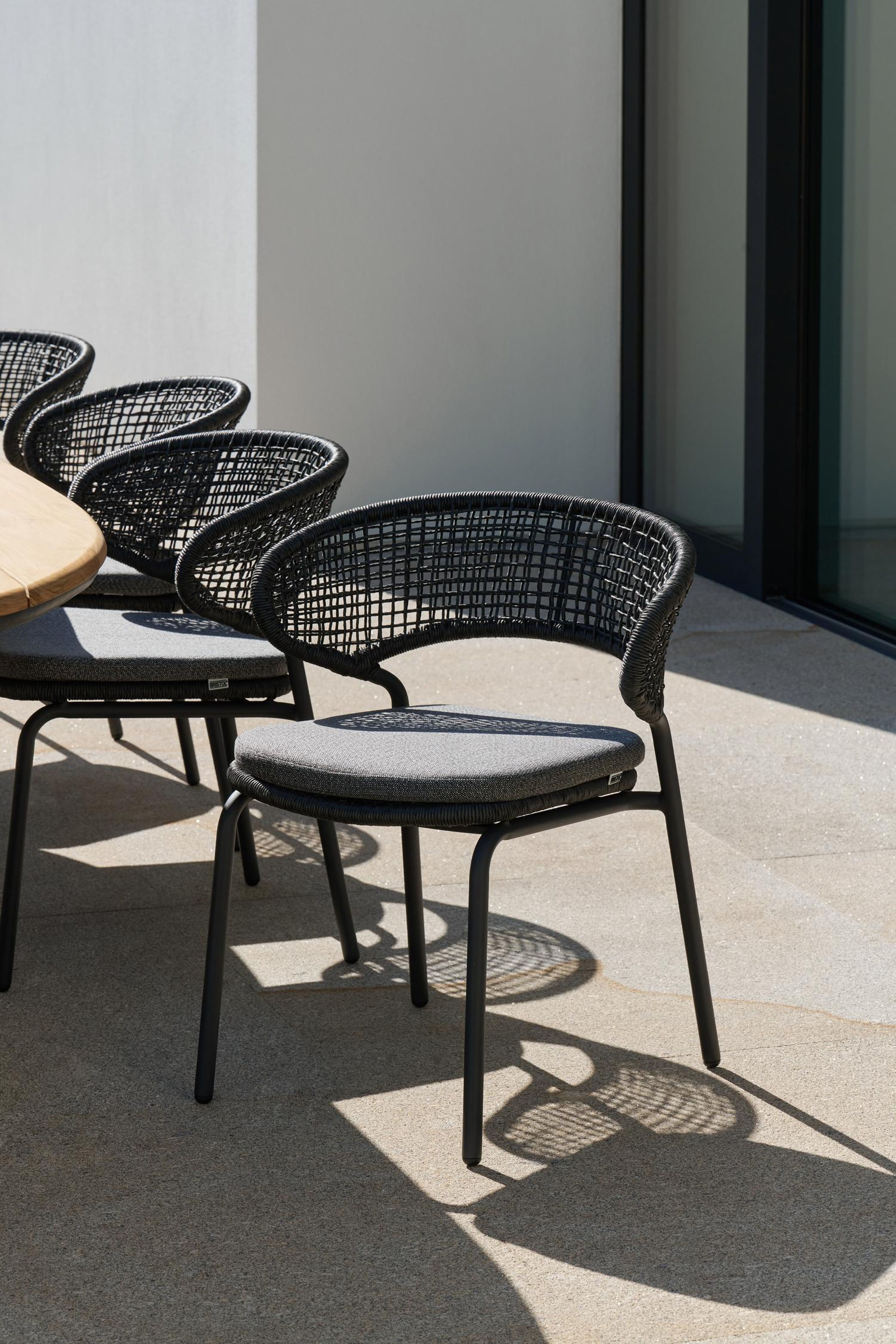 Donato XL stapelbare tuinstoel in zwart aluminium en zwart wicker