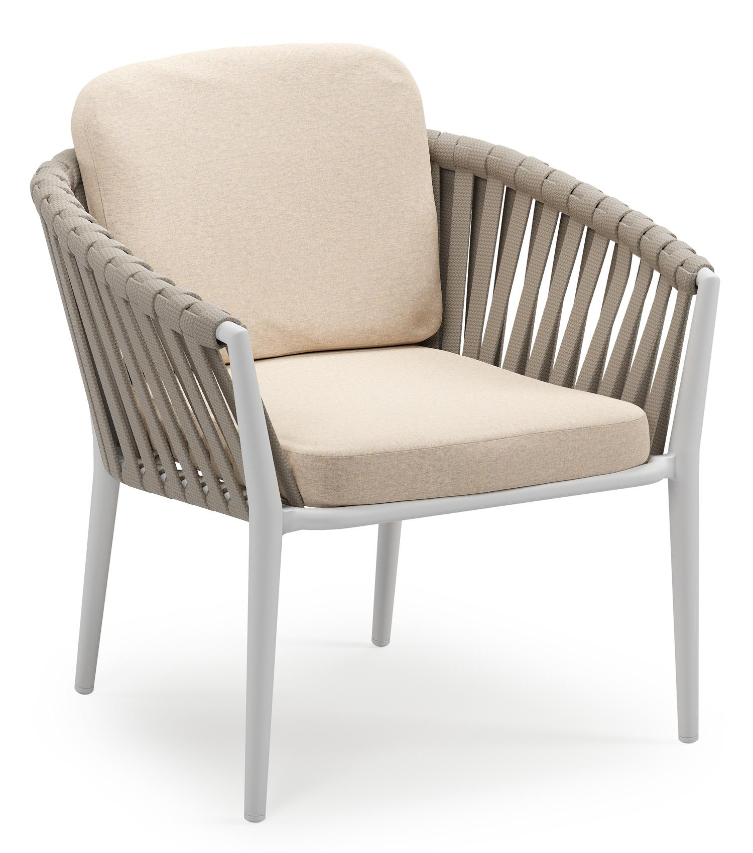 Orso low dining tuinstoel in wit aluminium en beige verticaal geweven luxe vlakke brede rope met stoelkussen in All Weather Sunbrella® Luxe Heritage Papyrus