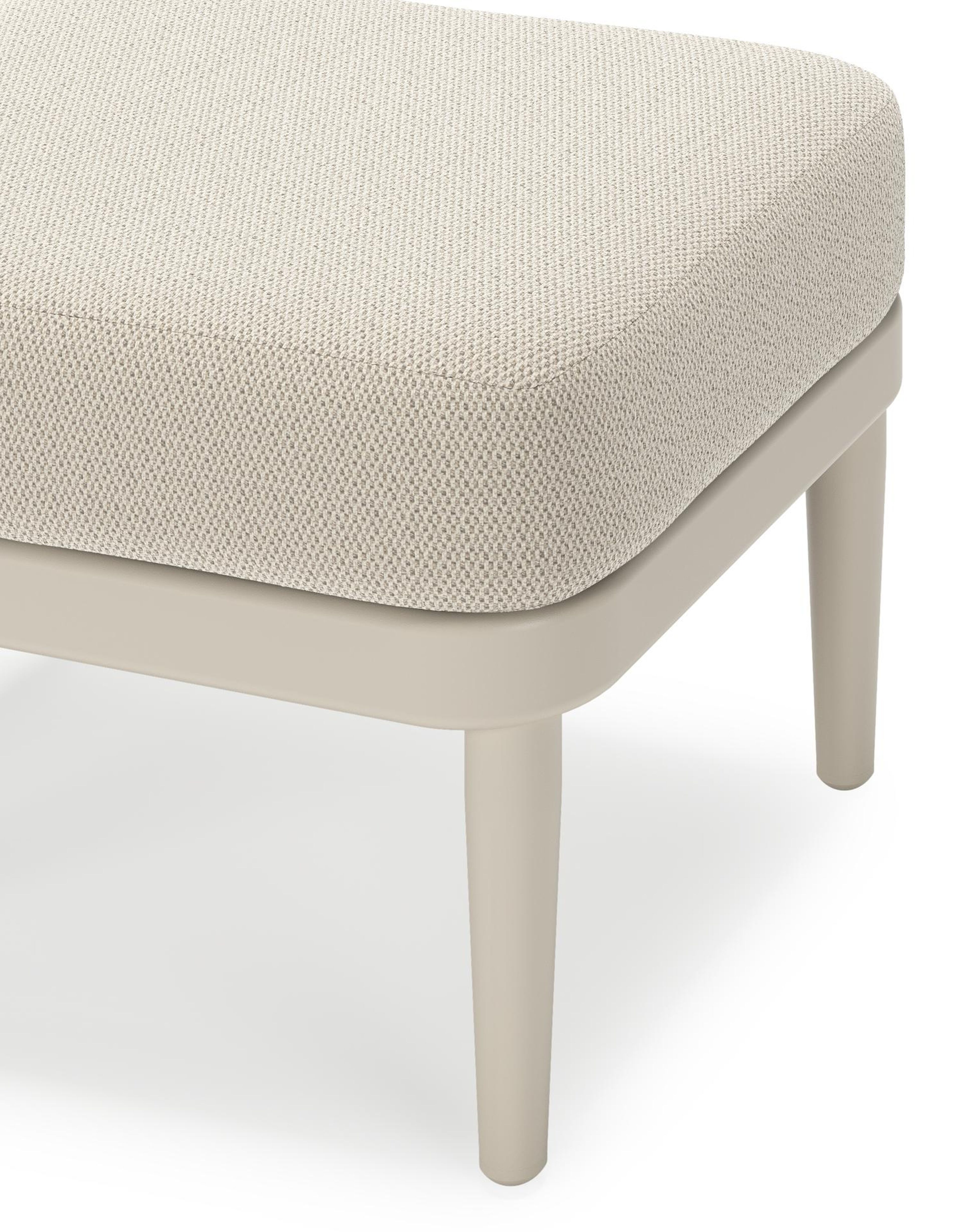 Pouf Orso en aluminium beige et coussins en all weather sunbrella® luxe Lopi Marble