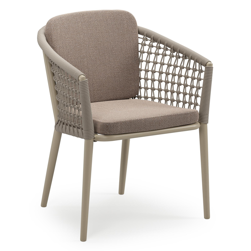 Orso stapelbare tuinstoel in beige aluminium en beige visnet geweven ronde rope met stoelkussen in All Weather Sunbrella® Luxe Savane Earth