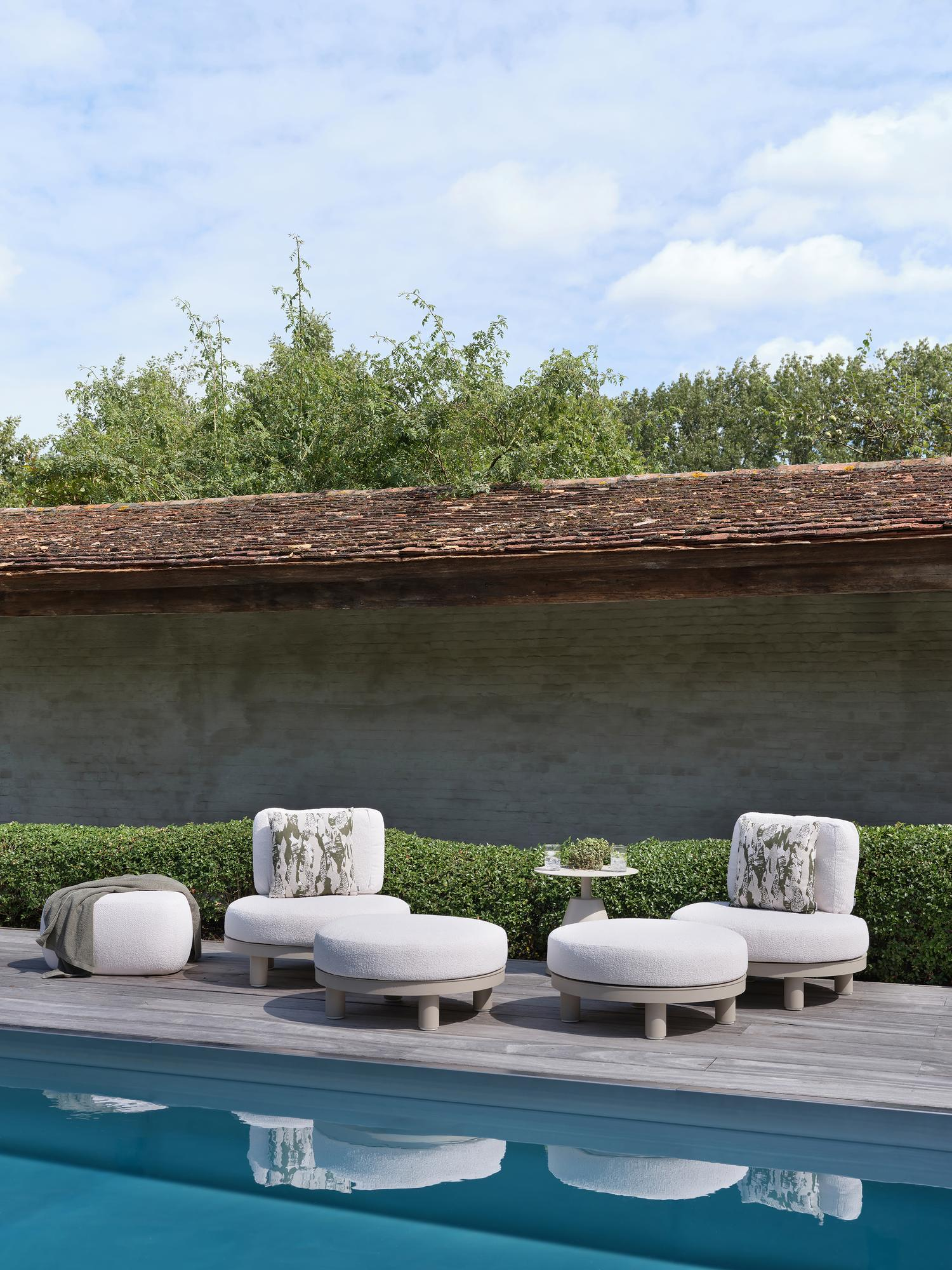 Donato lounge poef in beige aluminium met all weather sunbrella® luxe Natte Heather Beige kussen