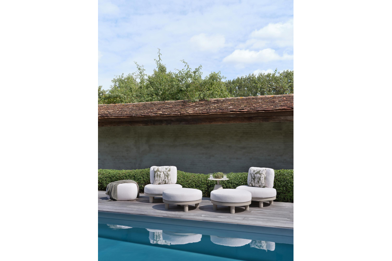 Donato lounge poef in beige aluminium met all weather cosytica Catania Sand kussen