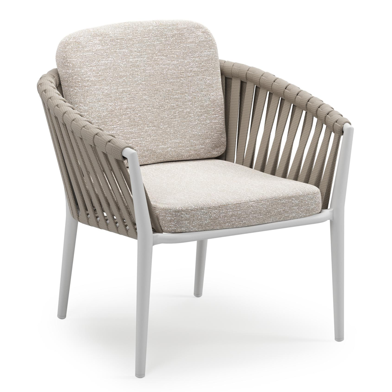 Orso low dining tuinstoel in wit aluminium en beige verticaal geweven luxe vlakke brede rope met stoelkussen in All Weather Sunbrella® Luxe Tundra Sand
