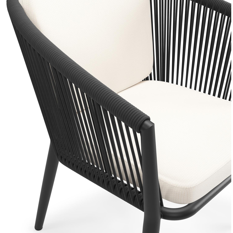Orso tuinstoel in zwart aluminium en zwart verticaal geweven ronde rope met zitkussen in All Weather Sunbrella® Luxe Lopi Snow