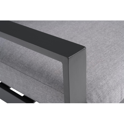 Salon de jardin d'angle Caldela en aluminium noir et polywood avec coussin en gris polyester et table basse