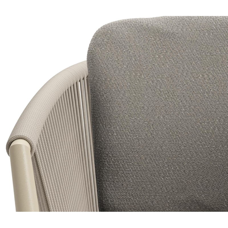 Orso tuinstoel in beige aluminium en beige verticaal geweven ronde rope met luxe zitkussen in All Weather Sunbrella® Luxe Lopi Silver