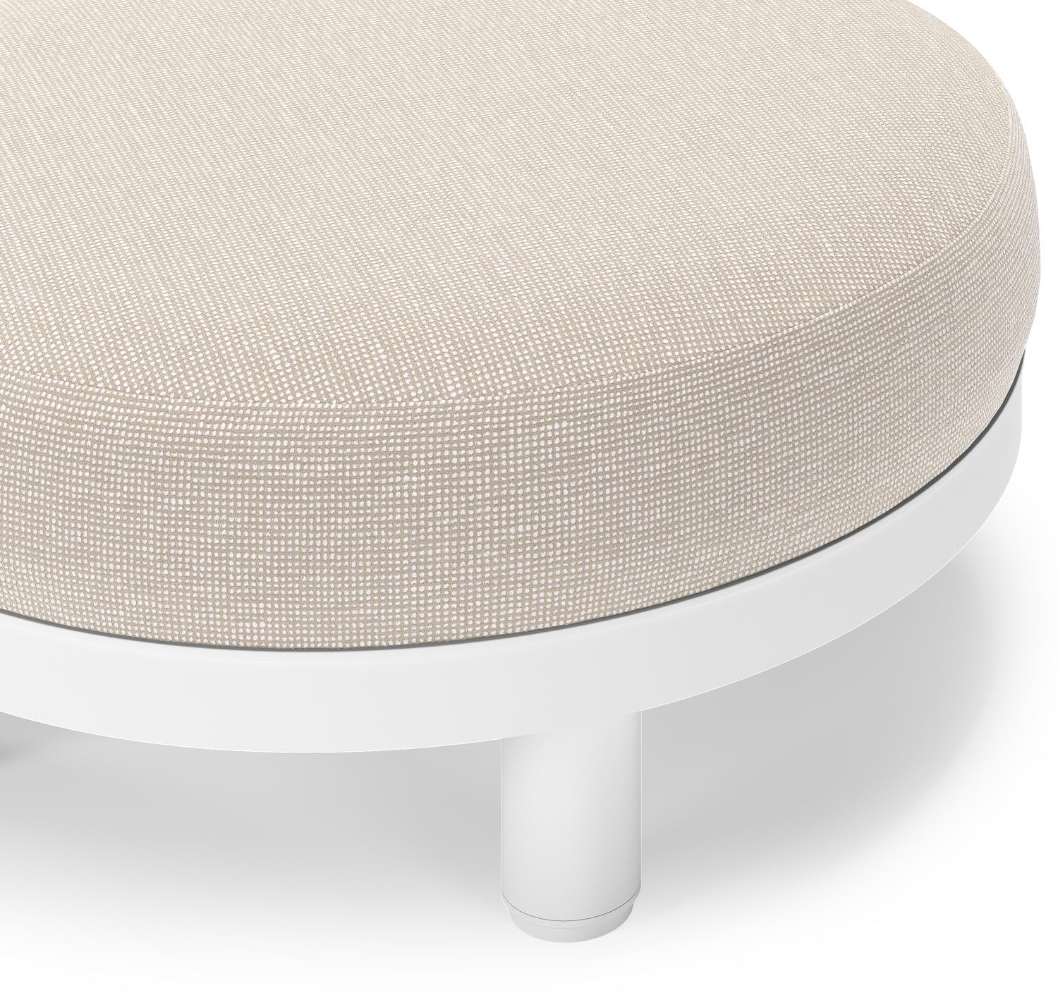 Donato lounge poef in wit aluminium met All Weather Sunbrella® Luxe Slow Farafra kussen