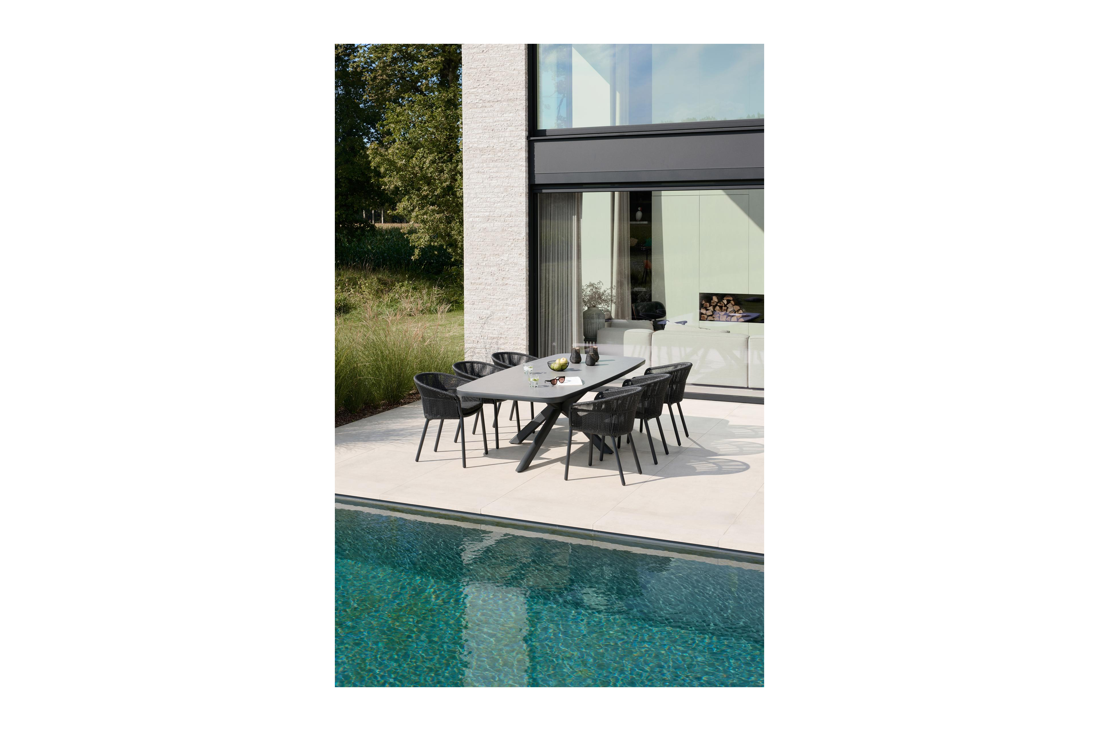 Matera stapelbare tuinstoel in zwart aluminium en zwart gedraaide ronde wicker met kussen in sky black weather+ softtouch