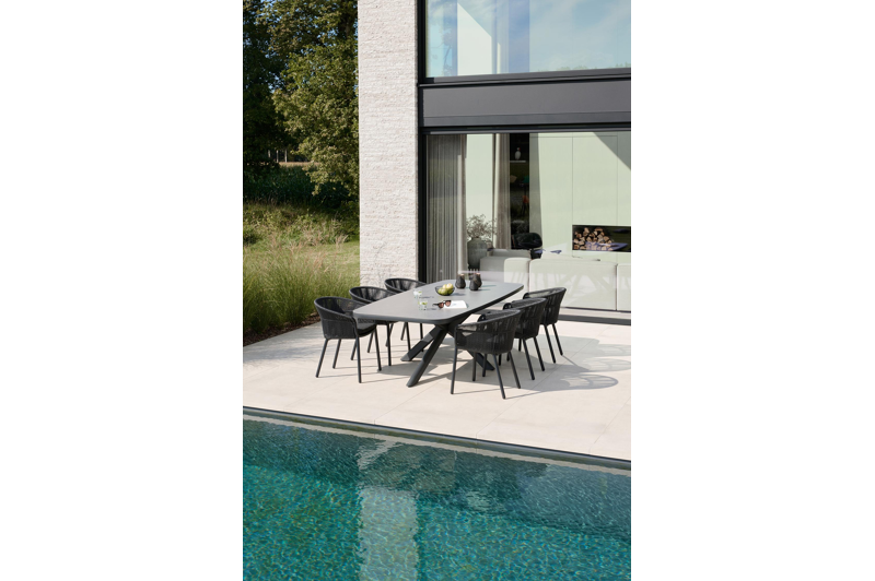 Pamplona ovale tuinset in zwart aluminium en teak natural finish met 8 Matera tuinstoelen