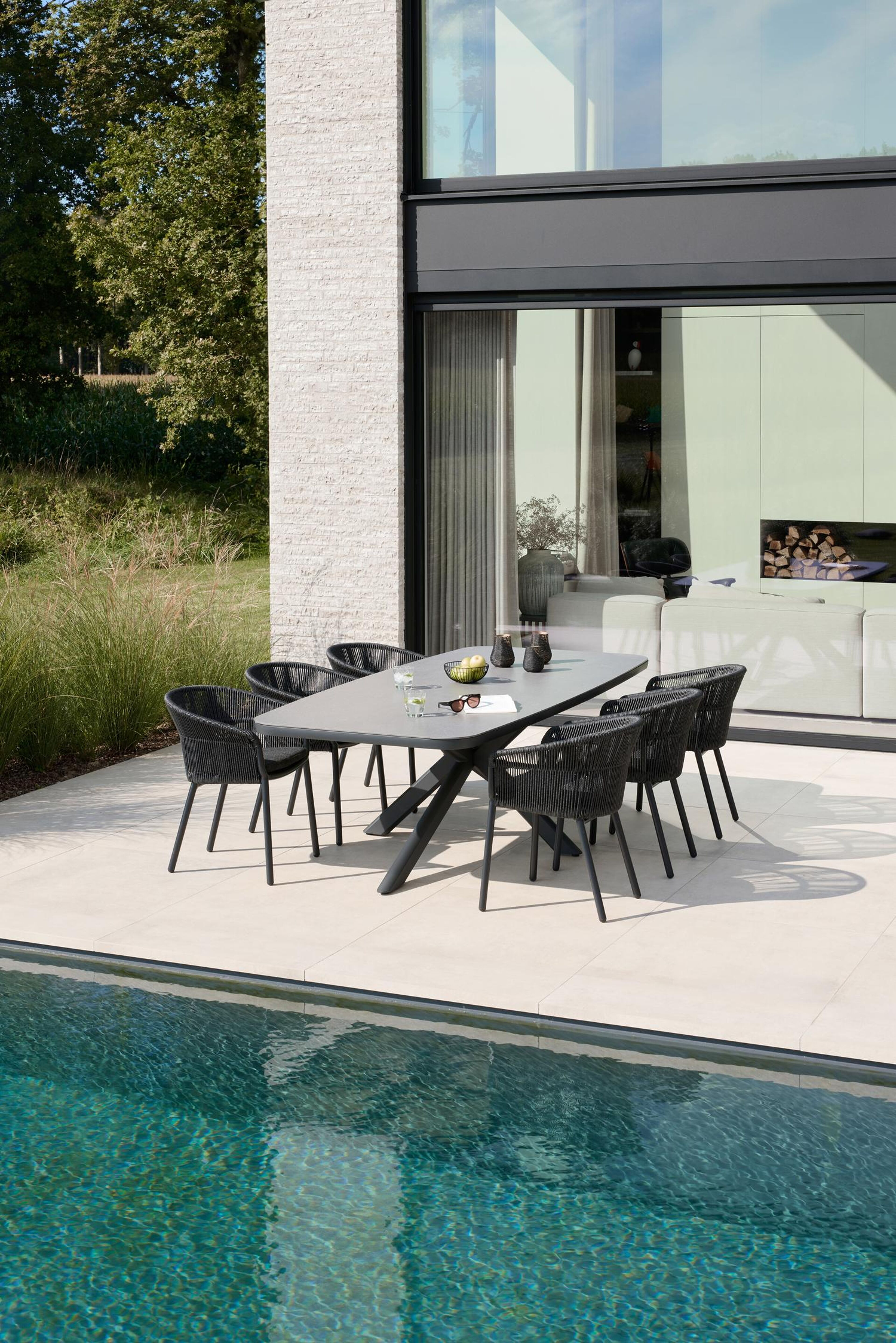 Matera stapelbare tuinstoel in zwart aluminium en zwart gedraaide ronde wicker met kussen in sky black weather+ softtouch
