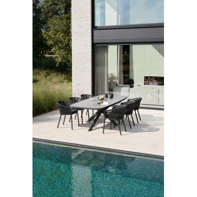 Matera stapelbare tuinstoel in zwart aluminium en zwart gedraaide ronde wicker met kussen in sky black weather+ softtouch