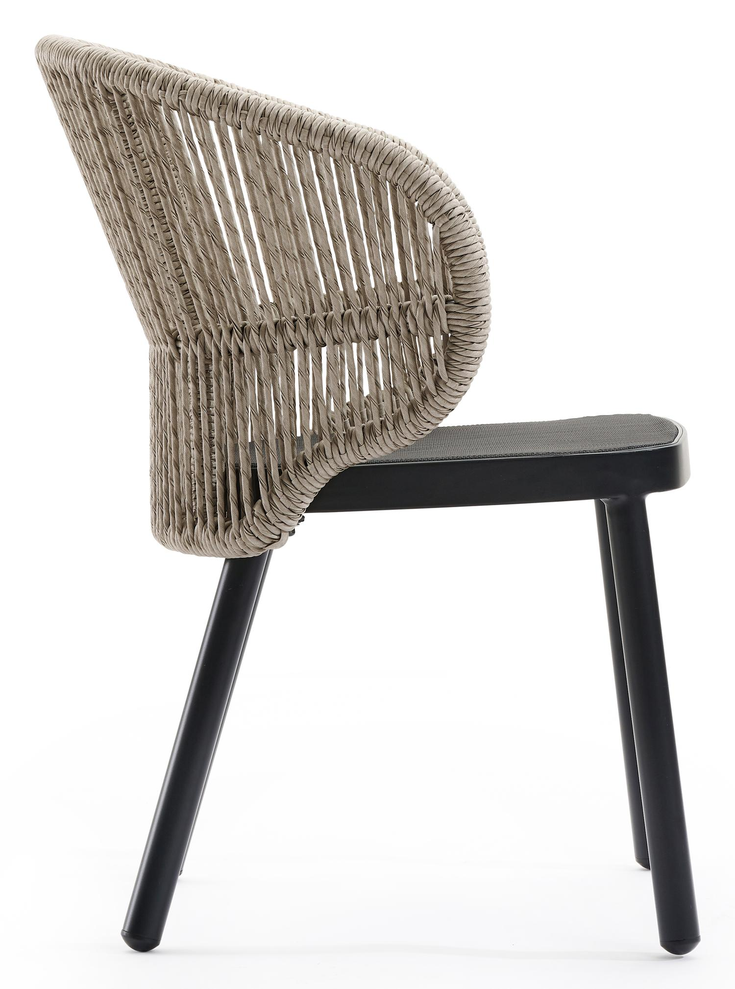 Lugano tuinstoel in zwart aluminium en beige gedraaide ronde wicker