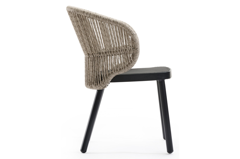Lugano tuinstoel in zwart aluminium en beige gedraaide ronde wicker