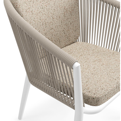 Orso tuinstoel in wit aluminium en beige verticaal geweven ronde rope met zitkussen in All Weather Cosytica Bora Jungle