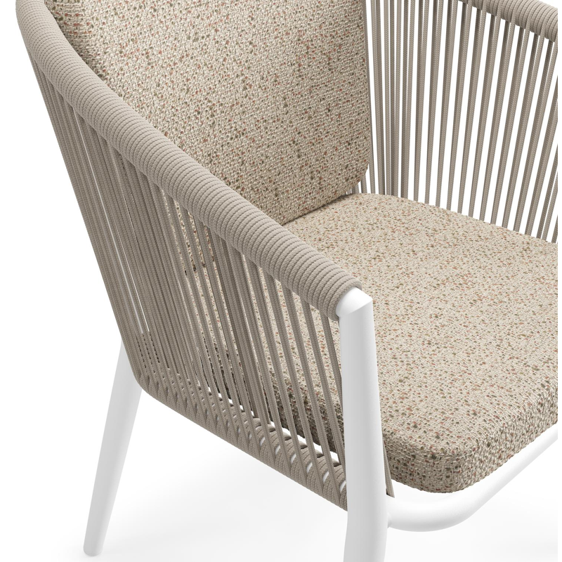 Orso tuinstoel in wit aluminium en beige verticaal geweven ronde rope met zitkussen in All Weather Cosytica Bora Jungle