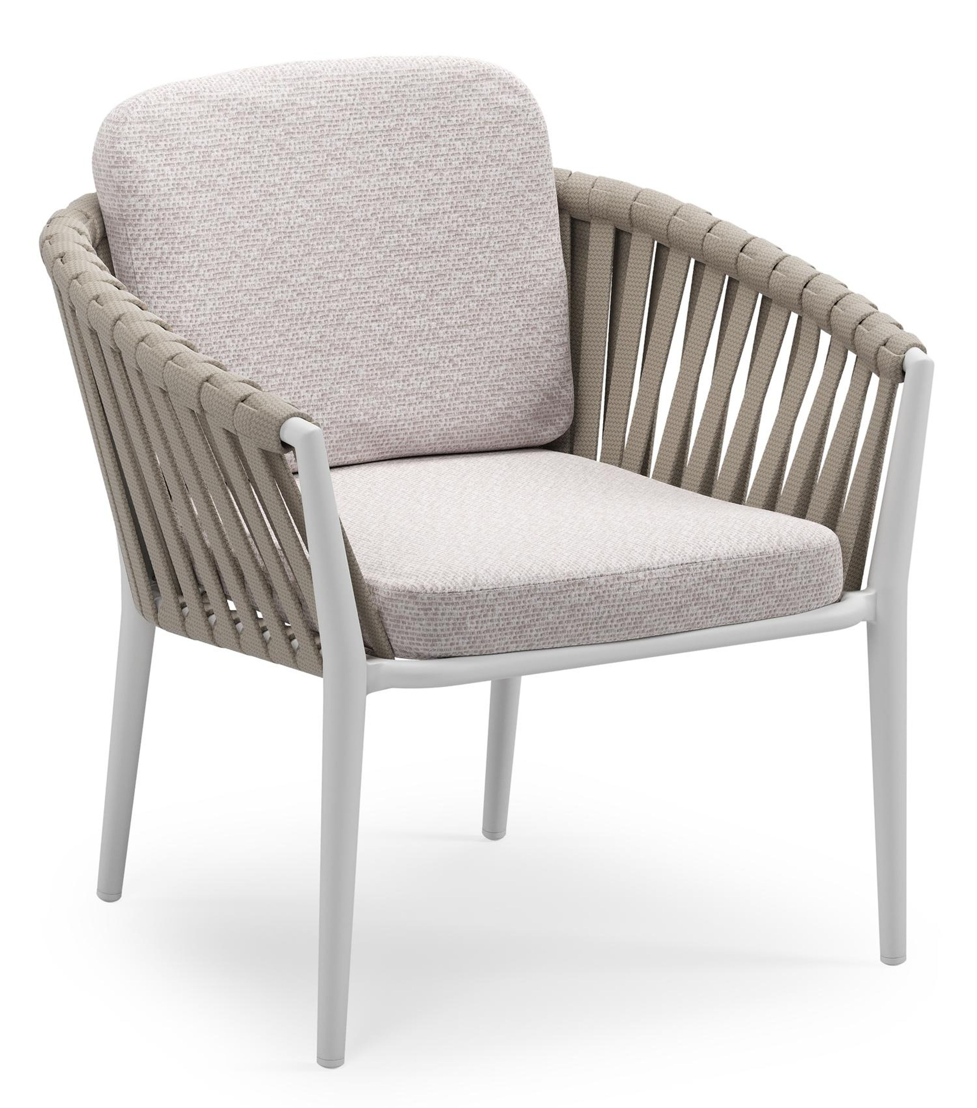 Orso low dining tuinstoel in wit aluminium en beige verticaal geweven luxe vlakke brede rope met stoelkussen in All Weather Sunbrella® Luxe Wander Gobi