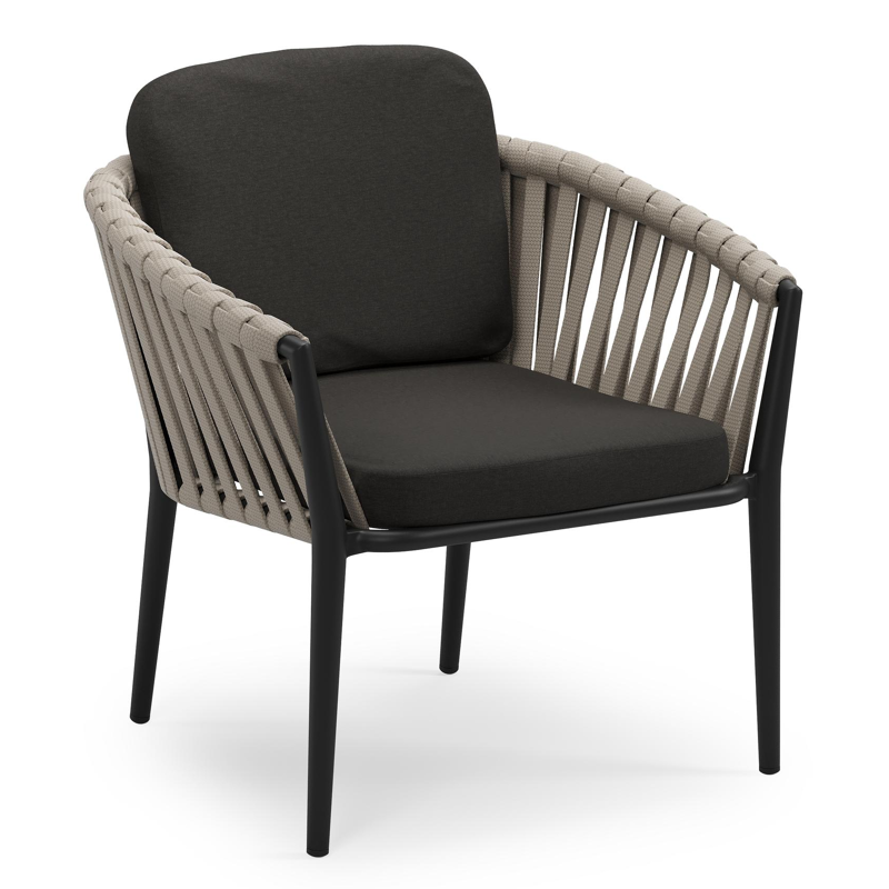 Orso low dining tuinstoel in zwart aluminium en beige verticaal geweven luxe vlakke brede rope met stoelkussen in All Weather Sunbrella® Luxe Heritage Char