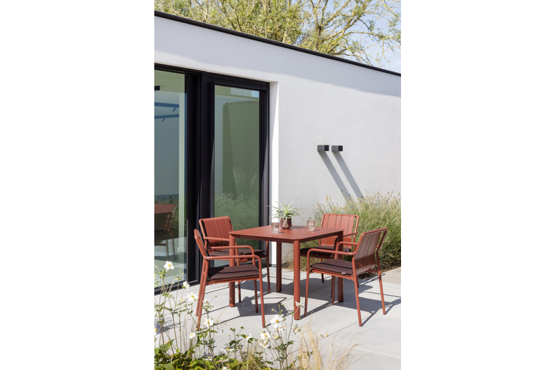 Orso tuintafel afgerond vierkant in rood aluminium - L 90 x B 90 x H 75 cm