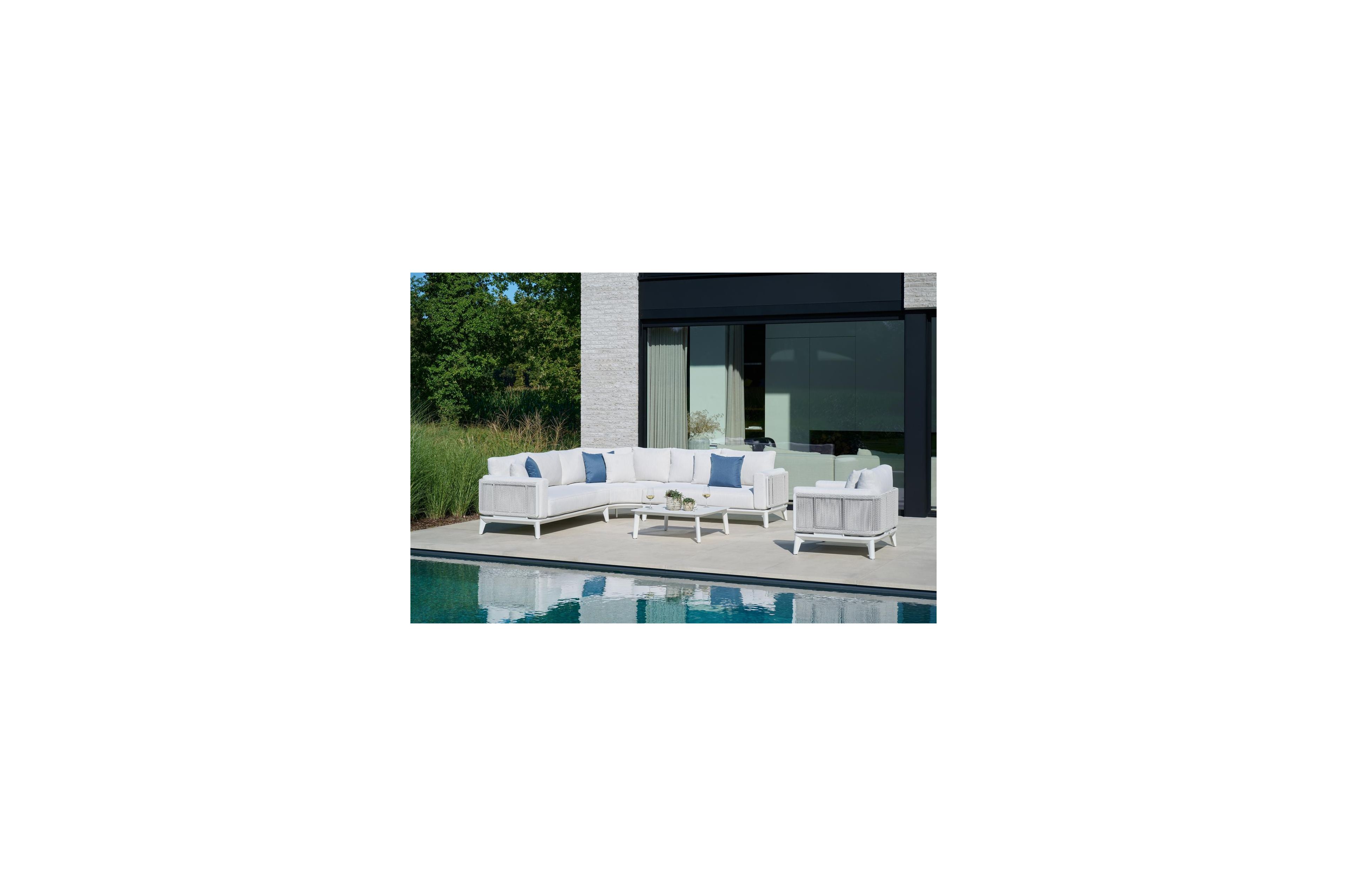 Mosa loungestoel 1-zit in wit aluminium en wit gedraaide ronde wicker met sand kussen