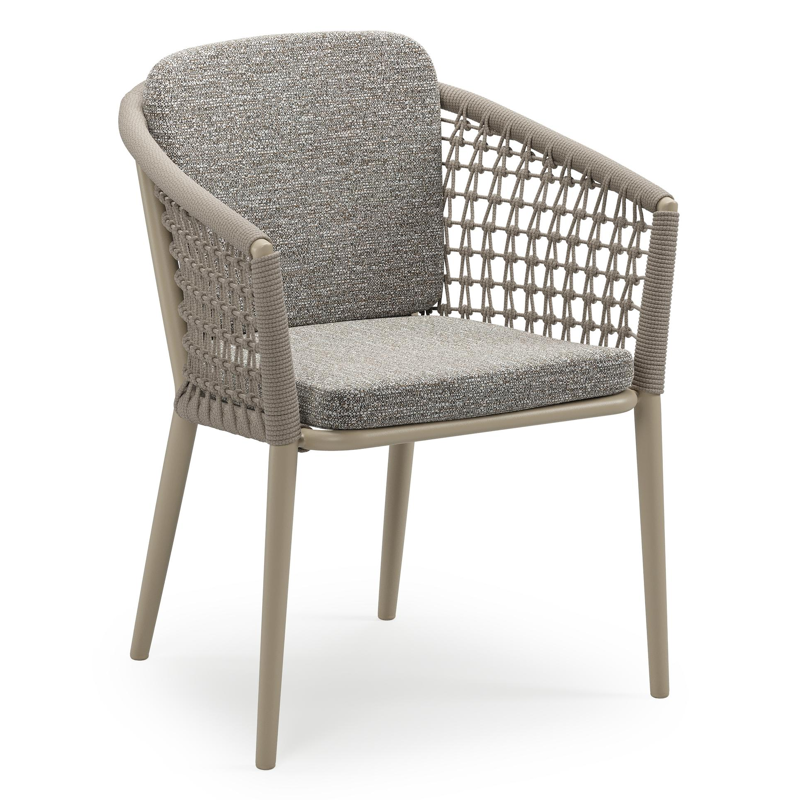Orso stapelbare tuinstoel in beige aluminium en beige visnet geweven ronde rope met stoelkussen in All Weather Sunbrella® Luxe Tundra Pepper