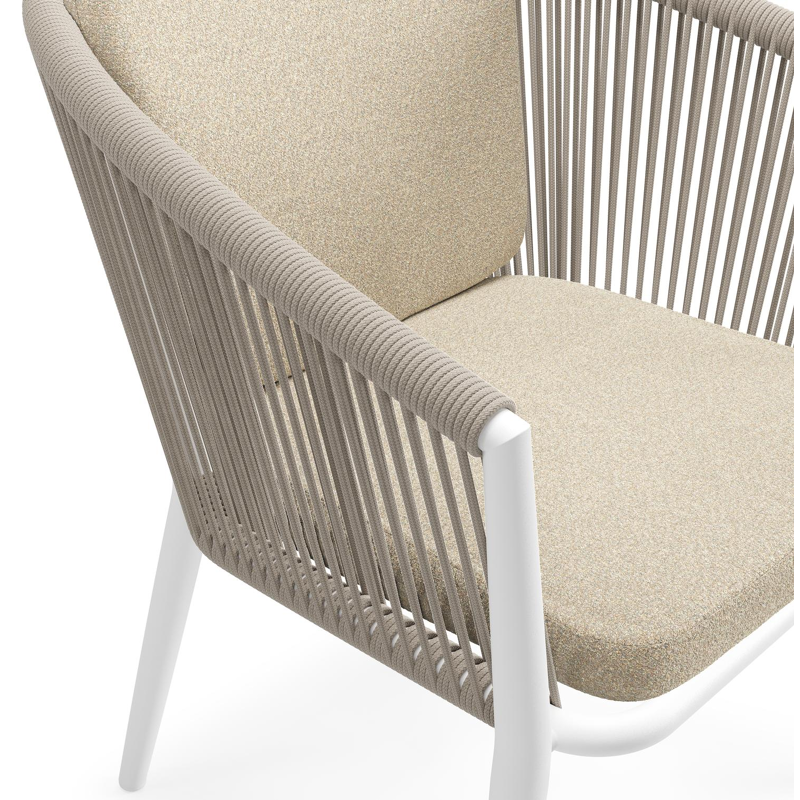 Orso tuinstoel in wit aluminium en beige verticaal geweven ronde rope met zitkussen in All Weather Solica Soul Papyrus