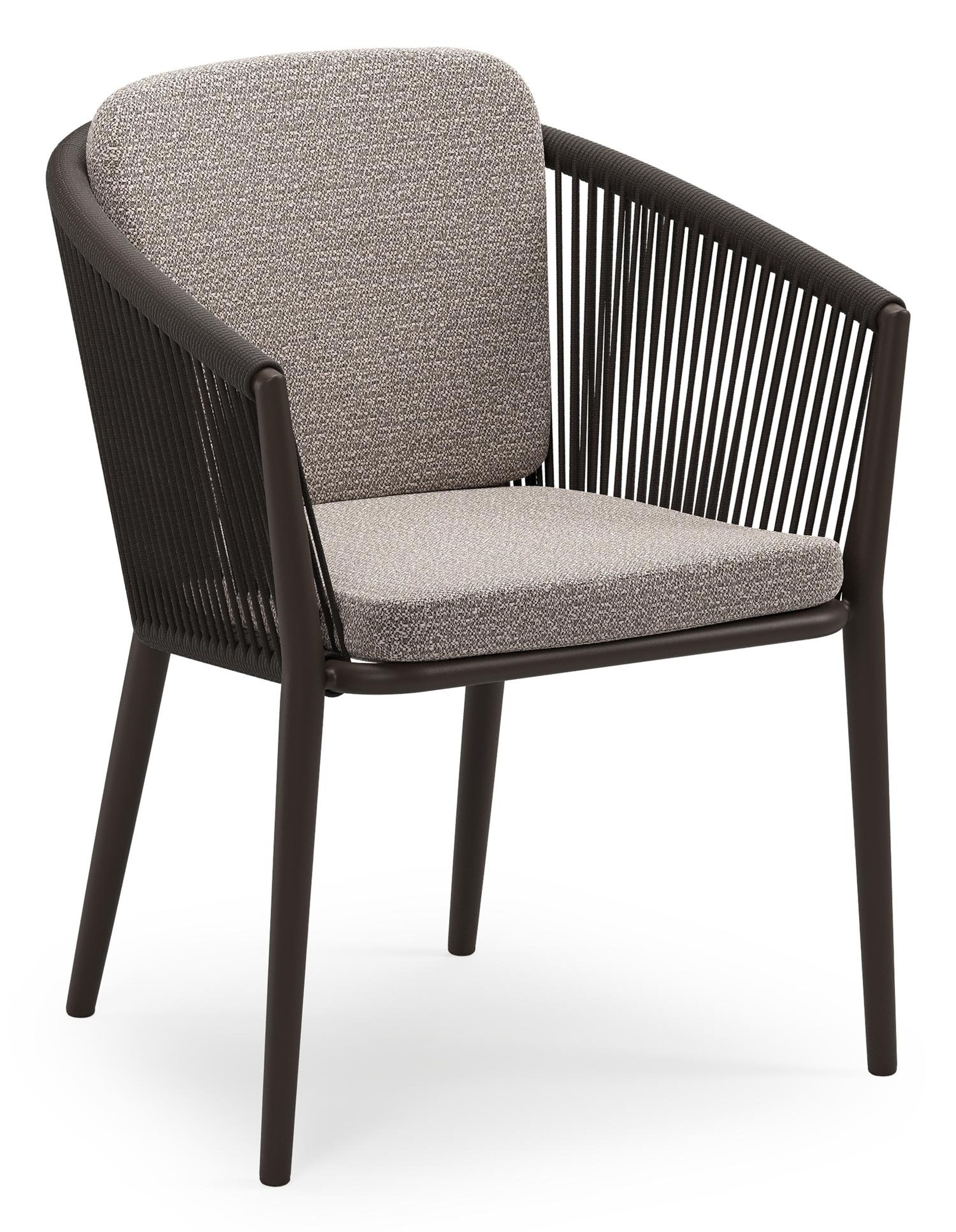 Orso stapelbare tuinstoel in donkerbruin aluminium en donkerbruin verticaal geweven ronde rope met stoelkussen in All Weather Sunbrella® Luxe Wander Granite