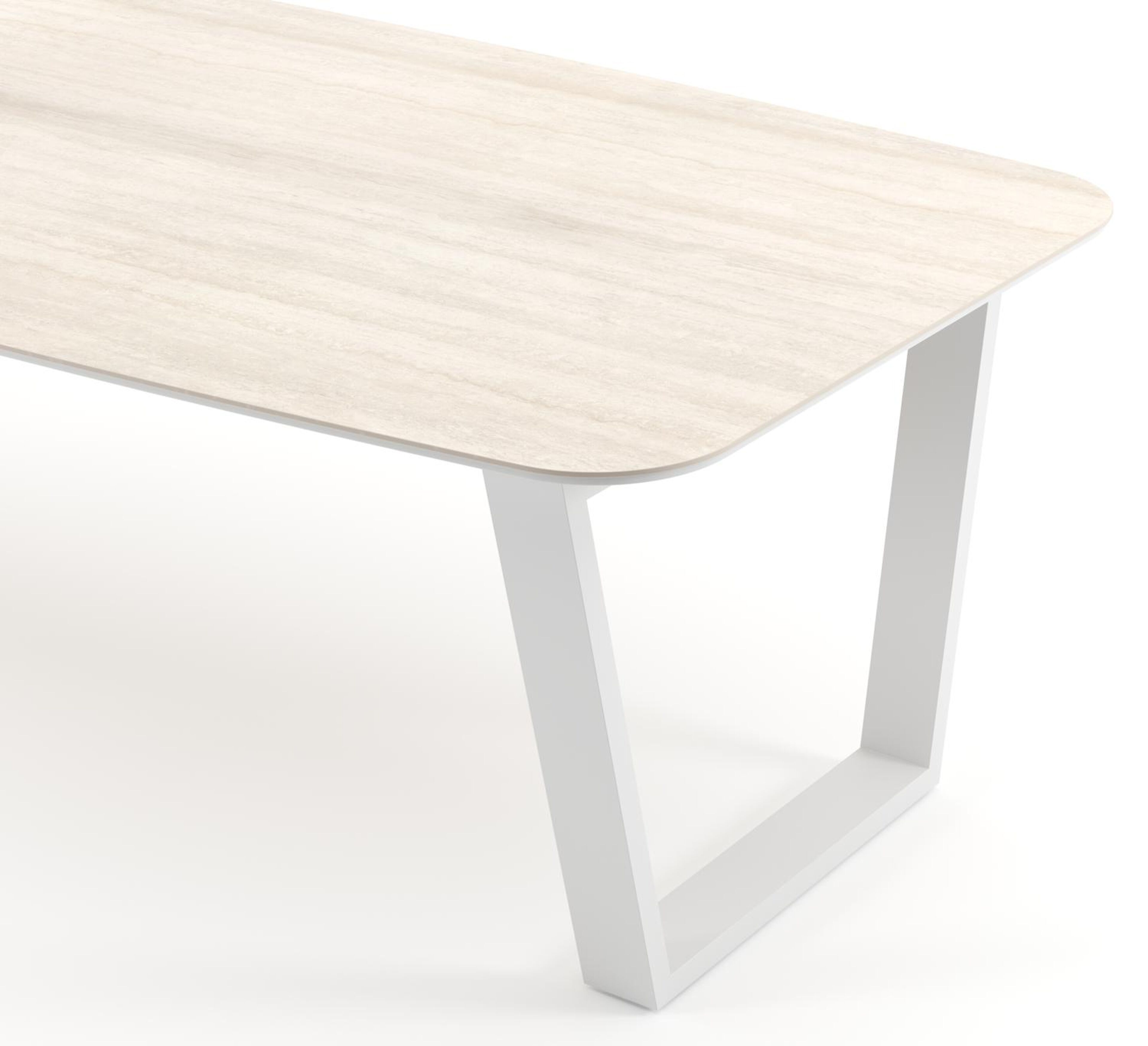 Table de jardin Pagino forme de bateau en aluminium blanc et céramique pleine Travertino Bianco - Lg. 255 x Lrg. 115 x Haut. 73 cm