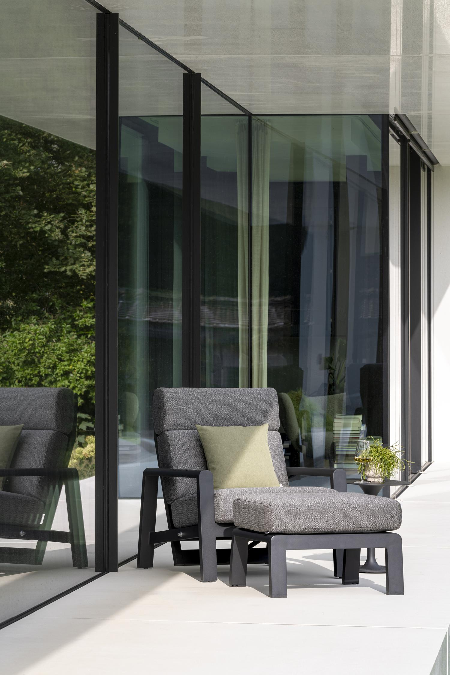 Cosenzo loungestoel 1-zit in zwart aluminium met savane tornado all weather sunbrella® luxe kussen