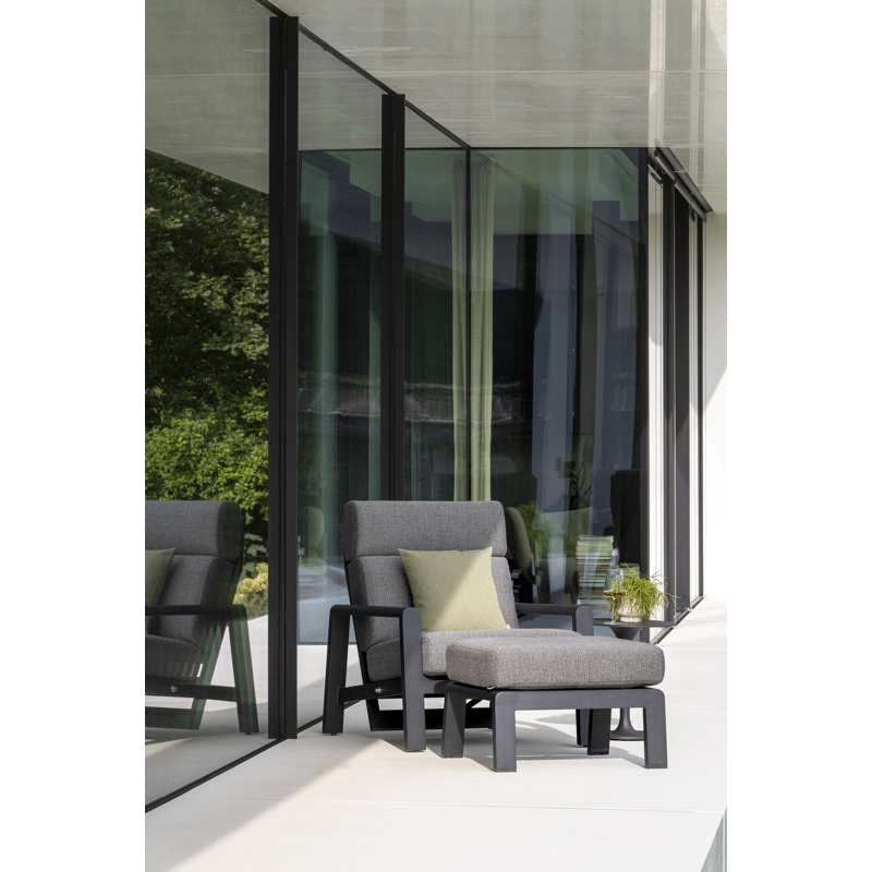 Cosenzo loungestoel 1-zit in zwart aluminium met savane tornado all weather sunbrella® luxe kussen