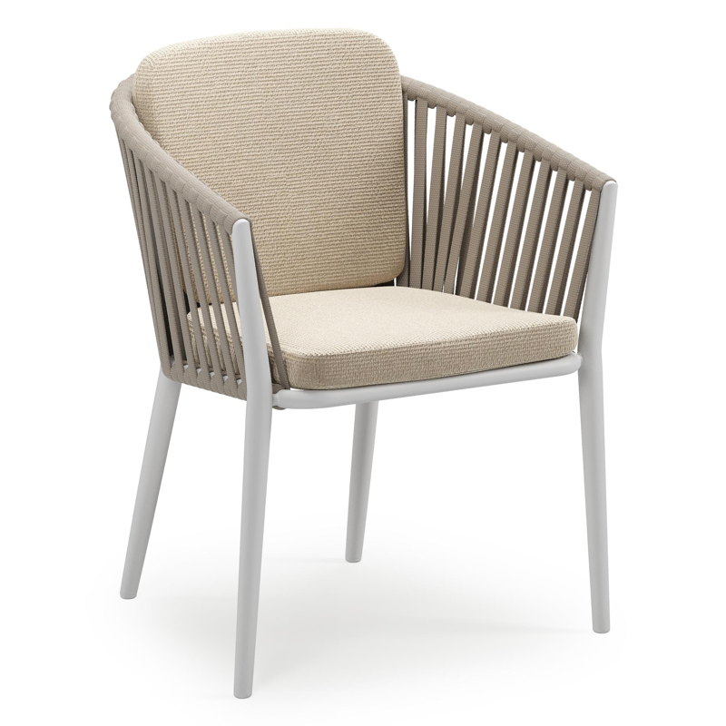 Chaise de jardin empilable Orso en aluminium blanc et corde large plate de luxe tissée verticalement beige avec coussin en All Weather Cosytica Althea Chalk