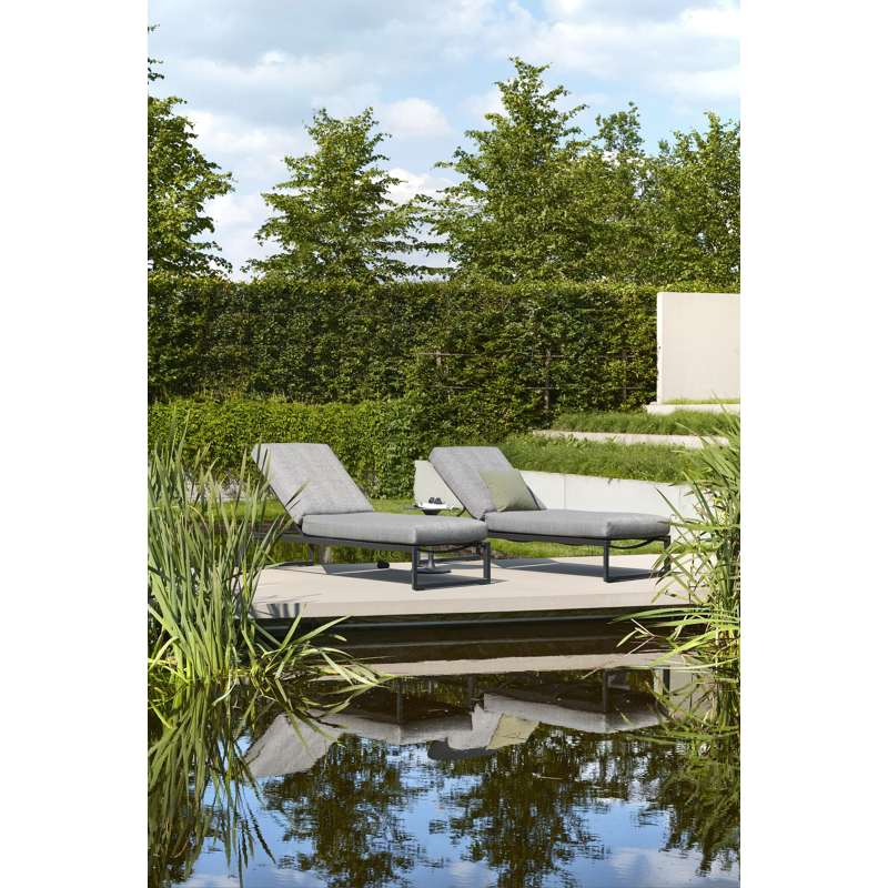 Chaise longue réglable Cirello en aluminium noir avec textilène confort noir