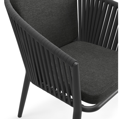 Orso tuinstoel in zwart aluminium en zwart verticaal geweven vlakke rope met kussen in chartres sooty all weather sunbrella® luxe