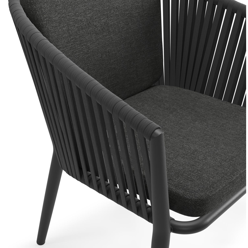 Orso tuinstoel in zwart aluminium en zwart verticaal geweven vlakke rope met kussen in chartres sooty all weather sunbrella® luxe