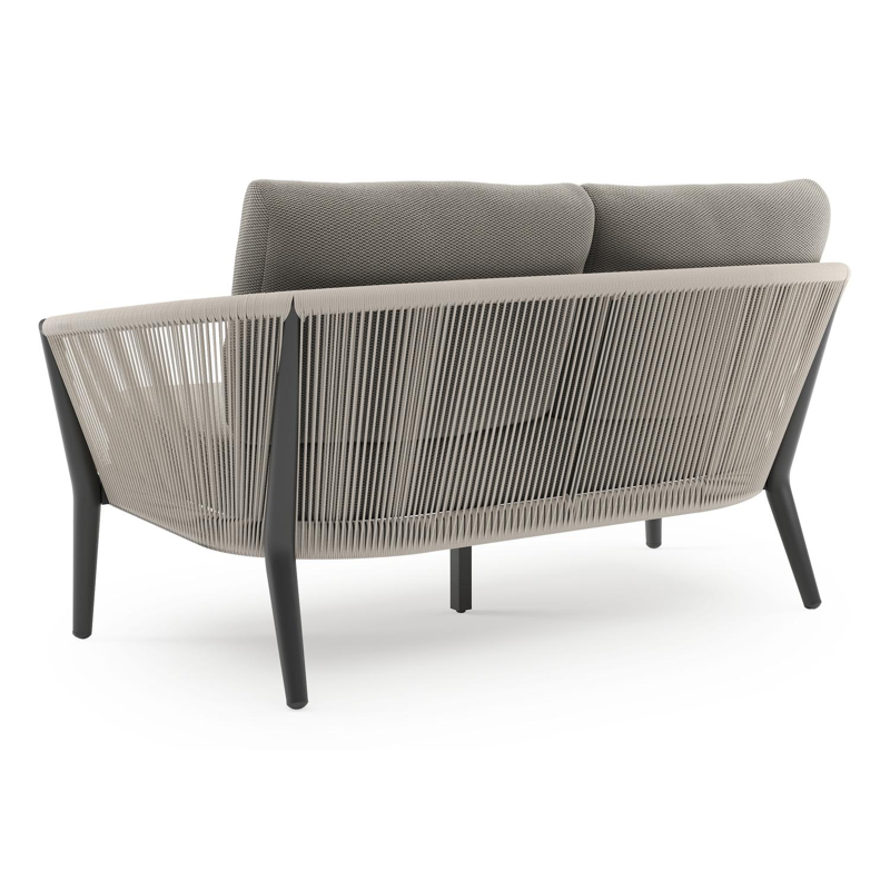 Orso loungebank in zwart aluminium en beige verticaal geweven ronde rope met Lopi Charcoal all weather sunbrella® luxe kussen