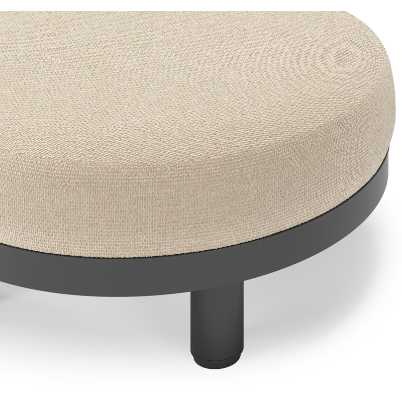 Donato lounge poef in zwart aluminium met All Weather Cosytica Althea Chalk kussen