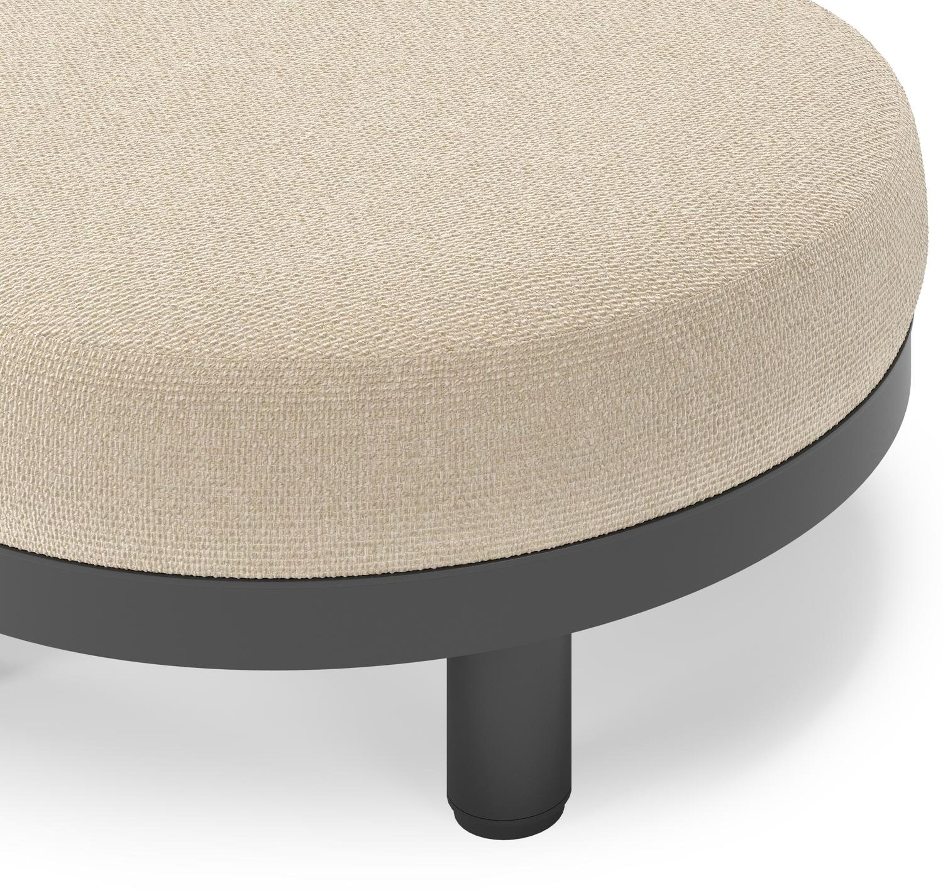 Donato lounge poef in zwart aluminium met All Weather Cosytica Althea Chalk kussen