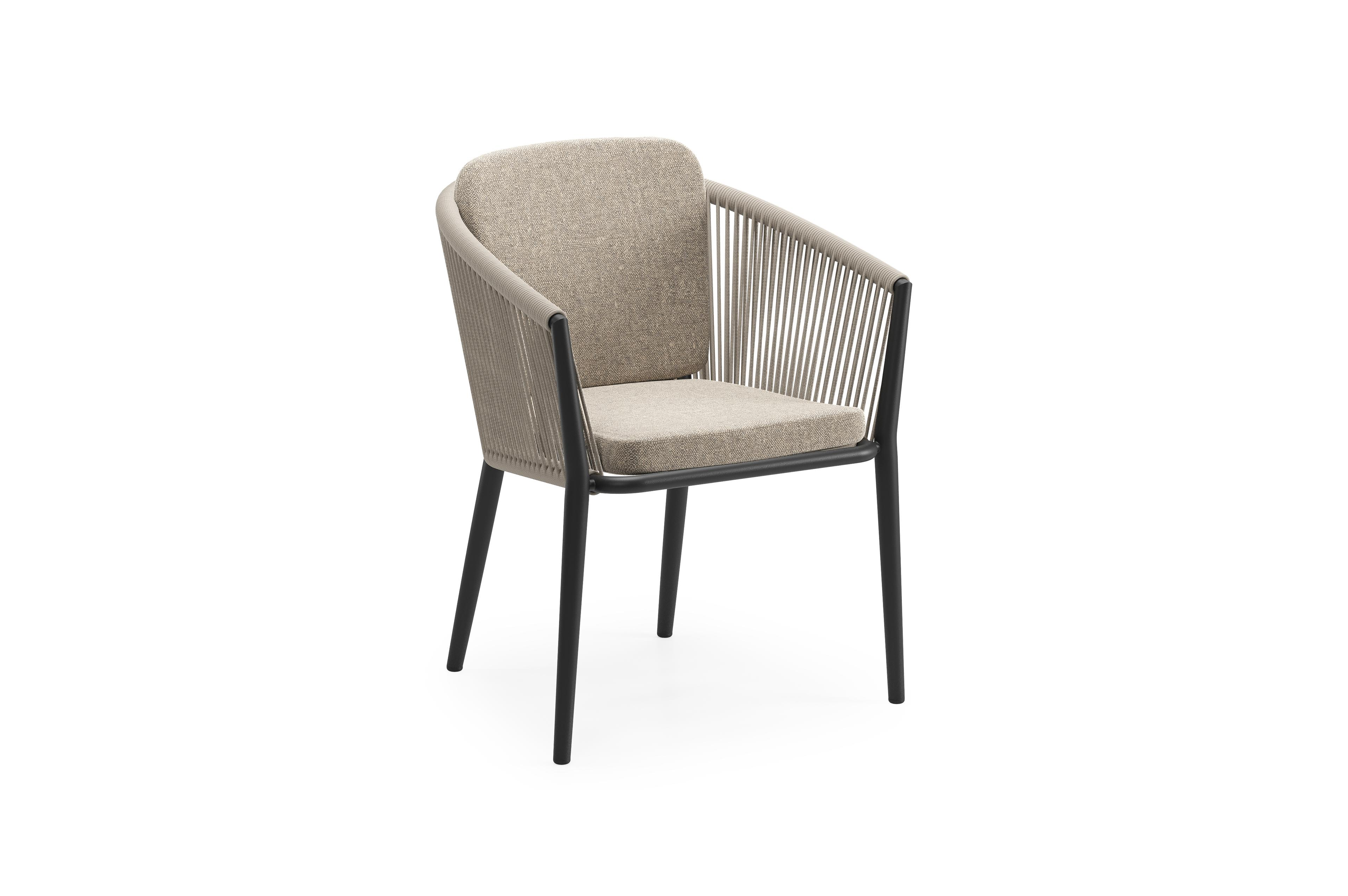 Orso tuinstoel in zwart aluminium en beige verticaal geweven ronde rope met zitkussen in All Weather Sunbrella® Luxe Chartres Pewter