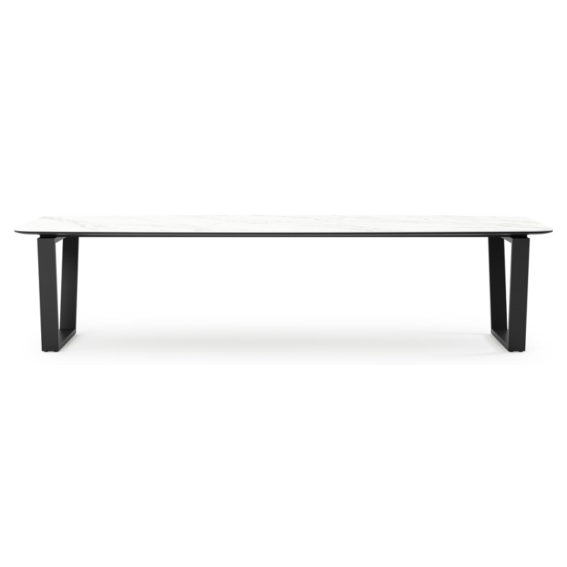 Table de jardin Pagino forme de bateau en aluminium noir et céramique pleine Calacatta - Lg. 315 x Lrg. 115 x Haut. 73 cm