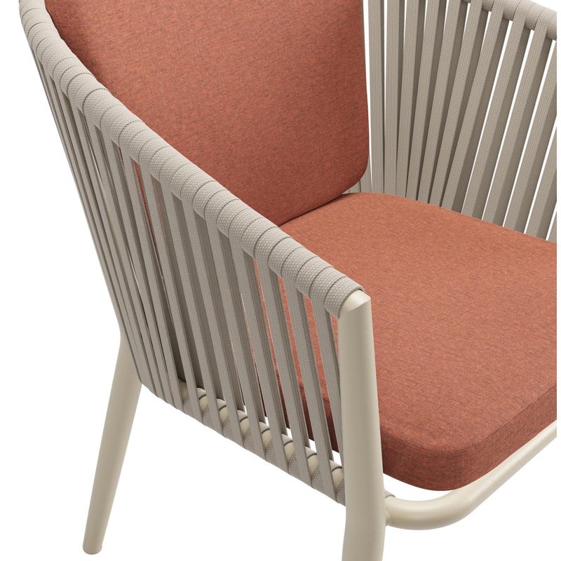 Chaise de jardin Orso en aluminium beige et corde plate tissée verticalement beige avec coussin en All Weather Sunbrella® Luxe Heritage Rust