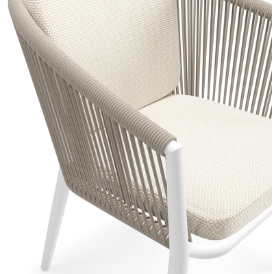 Orso tuinstoel in wit aluminium en beige verticaal geweven ronde rope met zitkussen in All Weather Cosytica Althea Off White