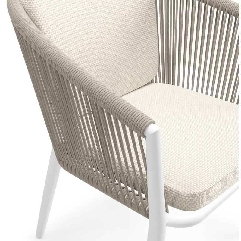 Orso tuinstoel in wit aluminium en beige verticaal geweven ronde rope met zitkussen in All Weather Cosytica Althea Off White