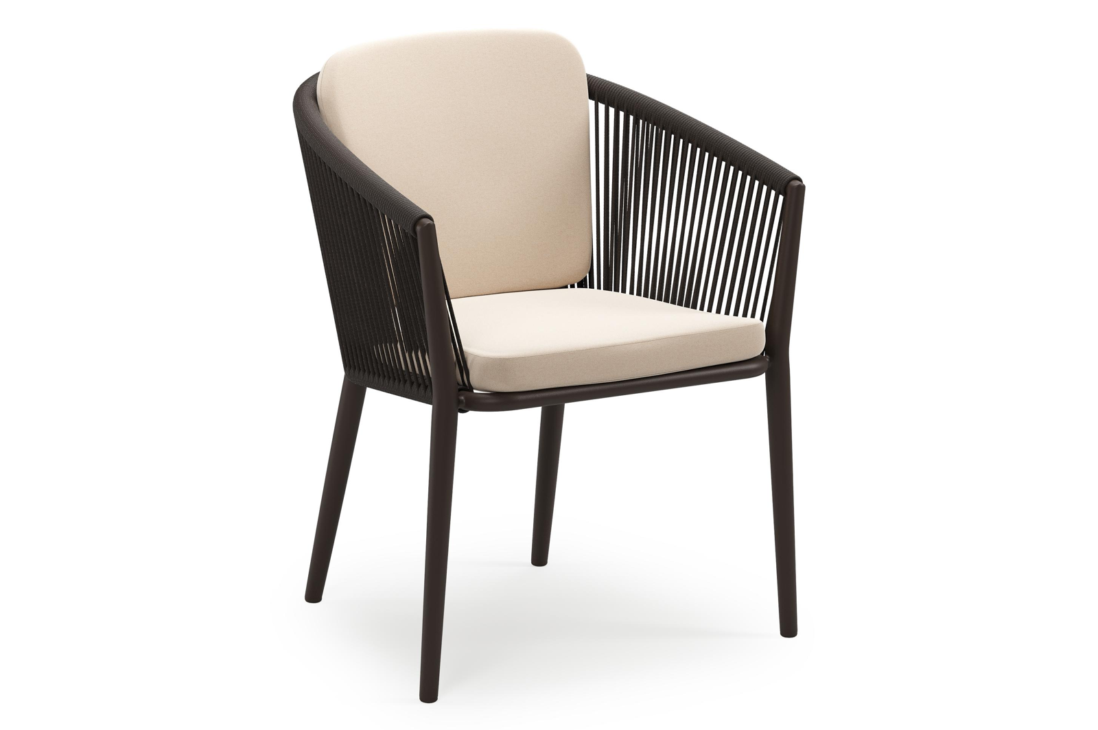 Orso stapelbare tuinstoel in donkerbruin aluminium en donkerbruin verticaal geweven ronde rope met stoelkussen in All Weather Sunbrella® Luxe Natte Linen Chalk