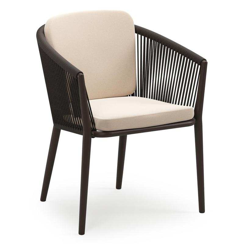 Orso stapelbare tuinstoel in donkerbruin aluminium en donkerbruin verticaal geweven ronde rope met stoelkussen in All Weather Sunbrella® Luxe Natte Linen Chalk