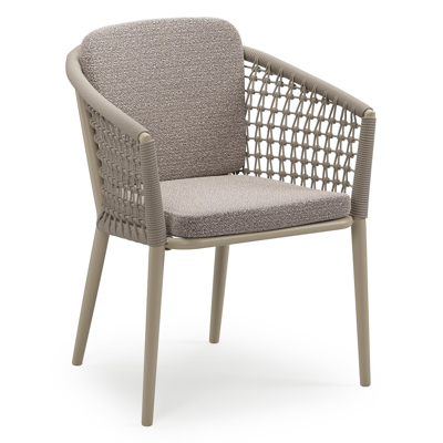 Orso stapelbare tuinstoel in beige aluminium en beige visnet geweven ronde rope met stoelkussen in All Weather Sunbrella® Luxe Wander Granite