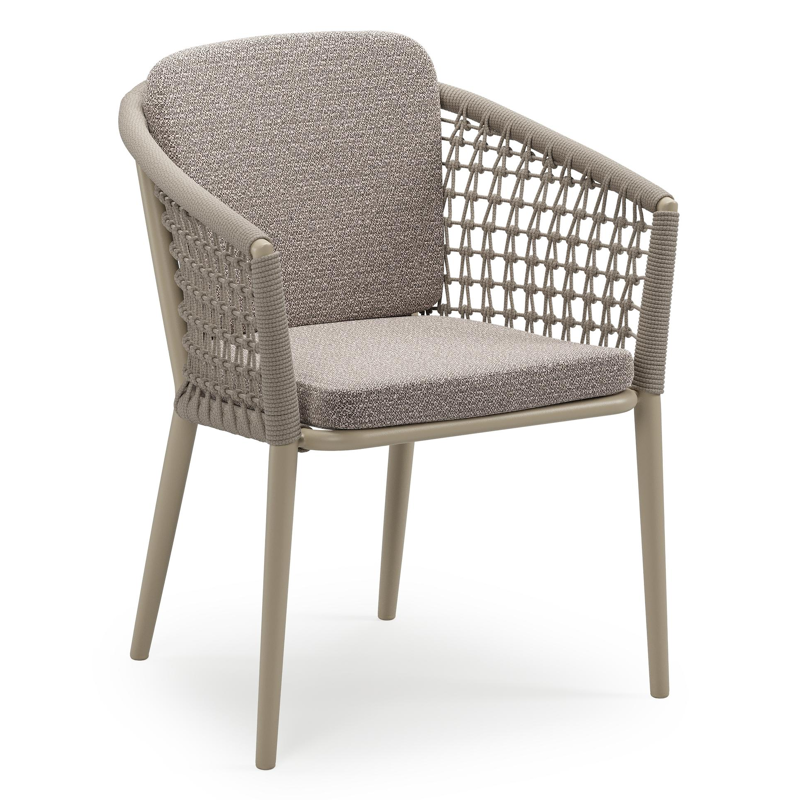 Orso stapelbare tuinstoel in beige aluminium en beige visnet geweven ronde rope met stoelkussen in All Weather Sunbrella® Luxe Wander Granite