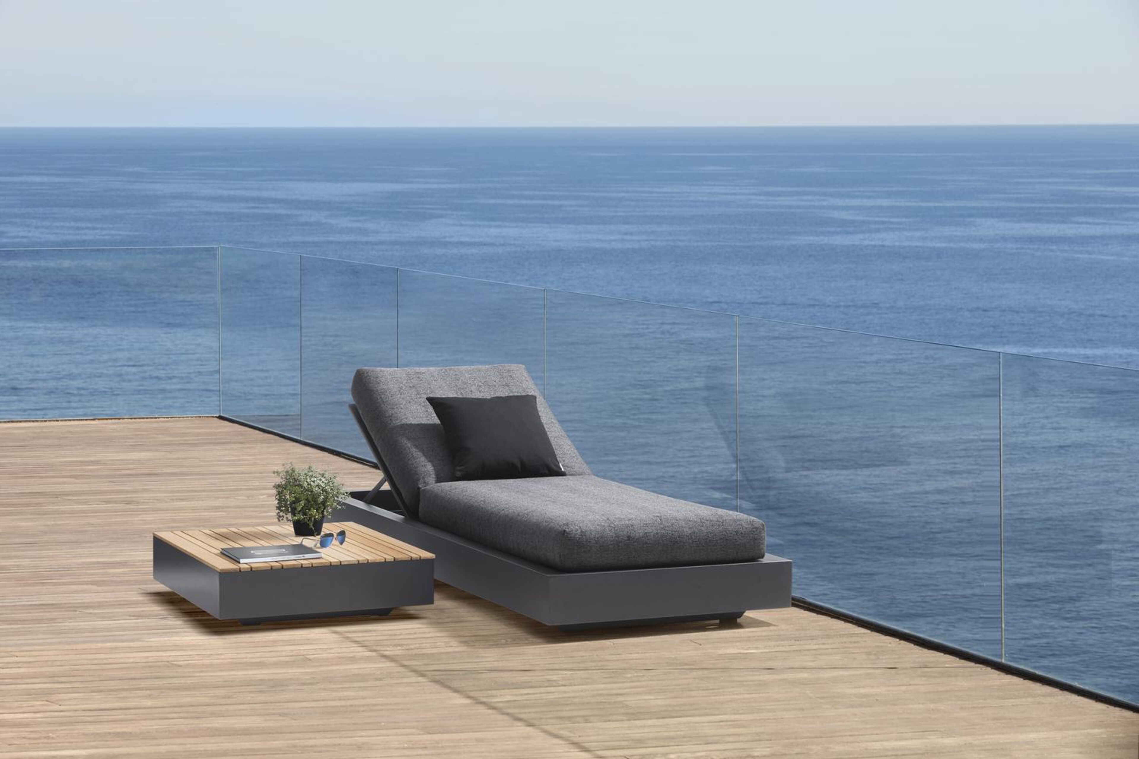 Chaise longue réglable Como en aluminium noir avec all weather sunbrella® luxe chartres drizzle coussin