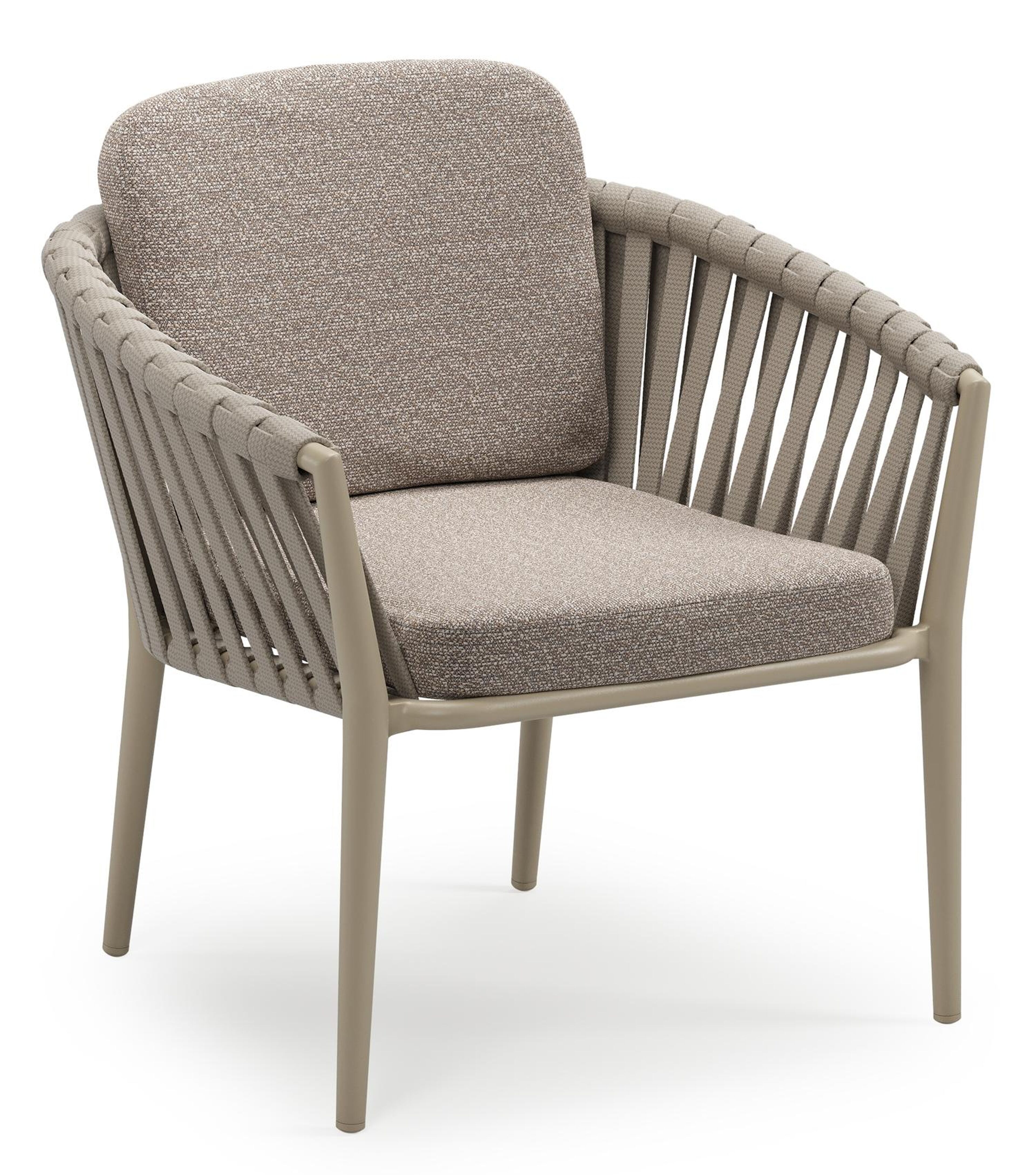 Orso low dining tuinstoel in beige aluminium en beige verticaal geweven luxe vlakke brede rope met stoelkussen in All Weather Sunbrella® Luxe Wander Manioc