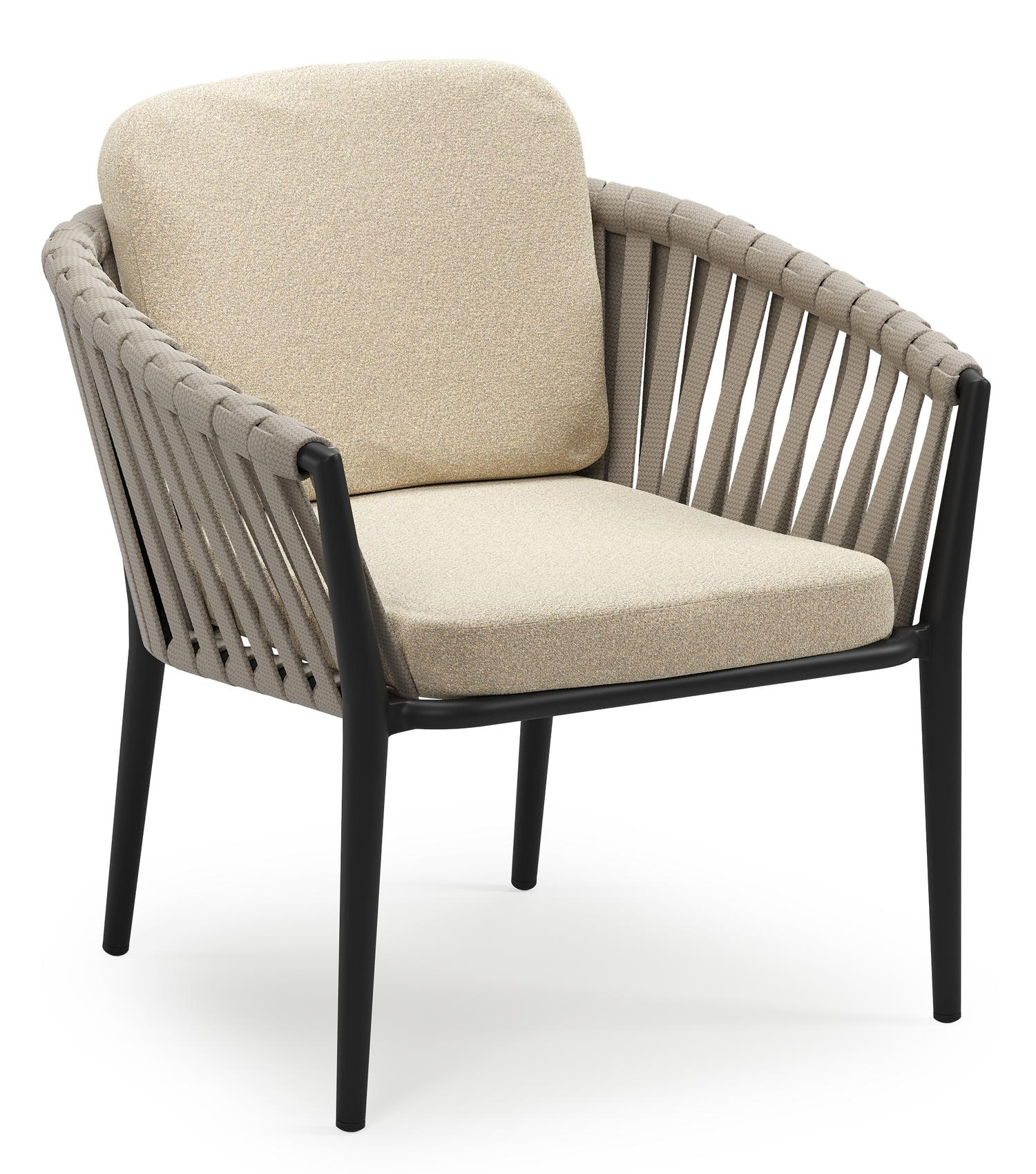 Orso low dining tuinstoel in zwart aluminium en beige verticaal geweven luxe vlakke brede rope met stoelkussen in All Weather Solica Soul Papyrus