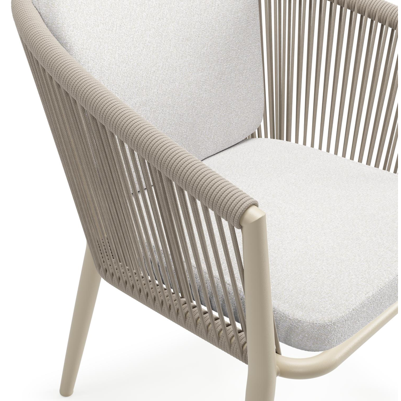 Orso tuinstoel in beige aluminium en beige verticaal geweven ronde rope met zitkussen in All Weather Solica Soul Optik